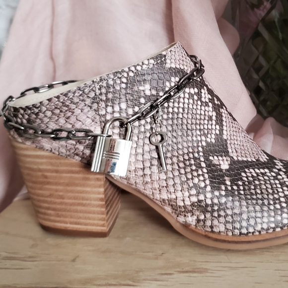 ANKLE CHAIN with 🔐 lock and key. Handmade boot accessory - Picture 2 of 3